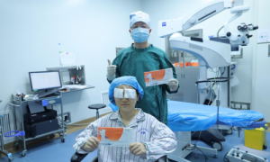 全国首批！深圳华厦眼科贺权副院长为高中教师成功实施EVO+ICL（V5）晶体植入术，开启日夜高清视觉